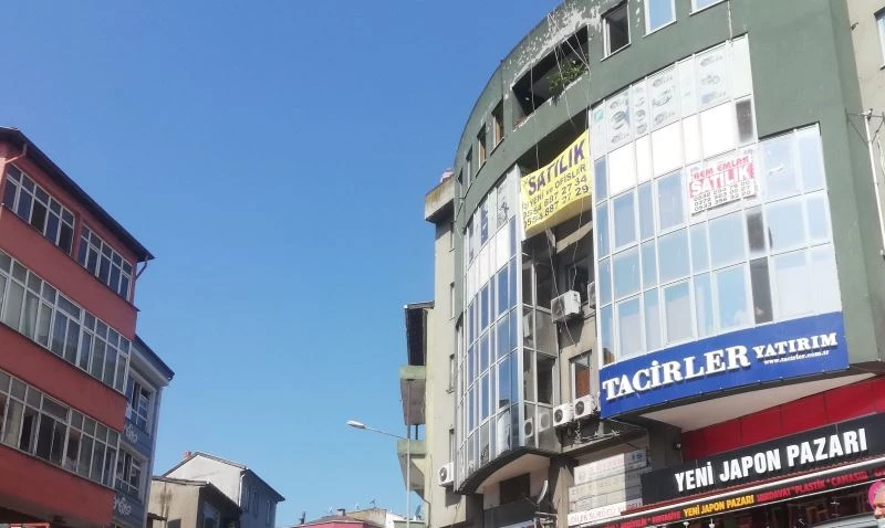 Maaşını alamayınca çalıştığı binanın çatısına çıktı
