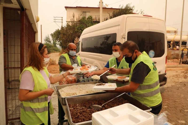Büyükşehir 213 araç 481 personel ile yangın bölgesinde
