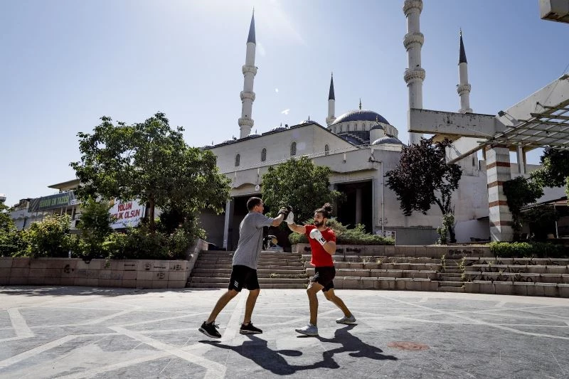 (Özel Haber) Cami bahçesinde ağır sıklet antrenmanı
