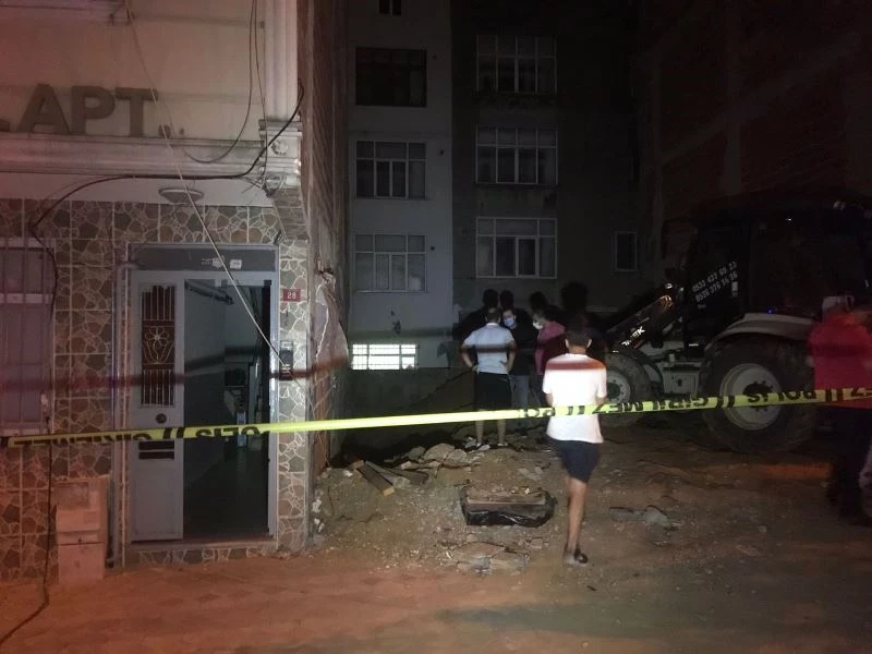 Sultangazi’de inşaat sahasındaki kazı nedeniyle iki binada kayma meydana geldi
