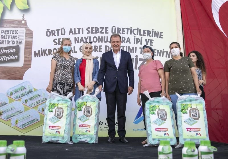 Büyükşehir Belediyesi, çiftçilere sera naylonu, sera ipi ve mikrobiyal gübre dağıttı
