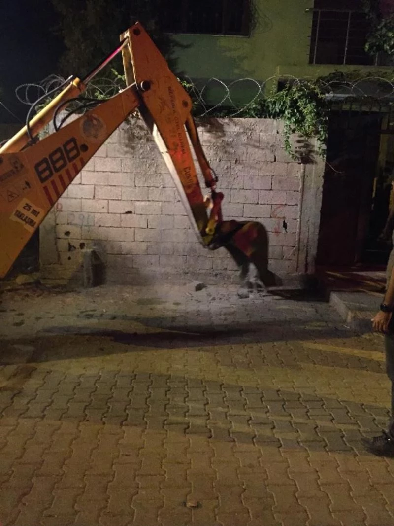 Diyarbakır’da çukura düşen yavru köpeğin annesi, yavrusu çukurdan kurtarılana kadar bekledi
