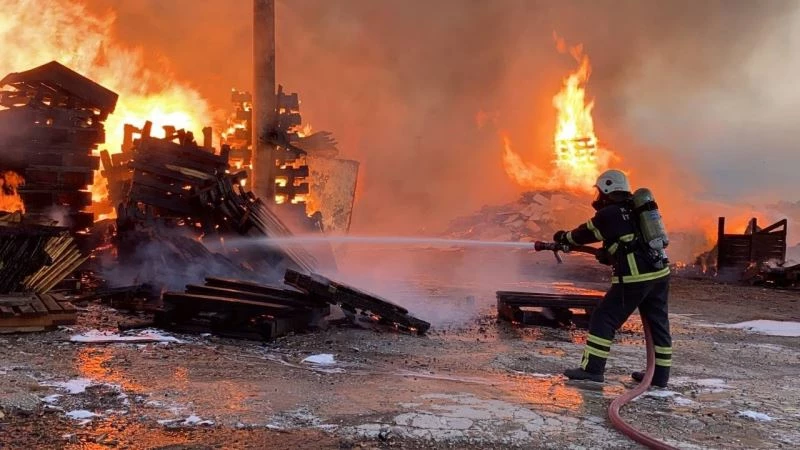 Kocaeli’de palet deposu alevlere telim oldu
