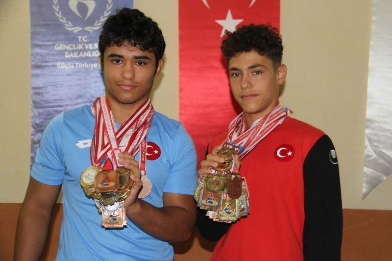 Konyalı milli güreşçi kardeşlerin yıldızı parlıyor
