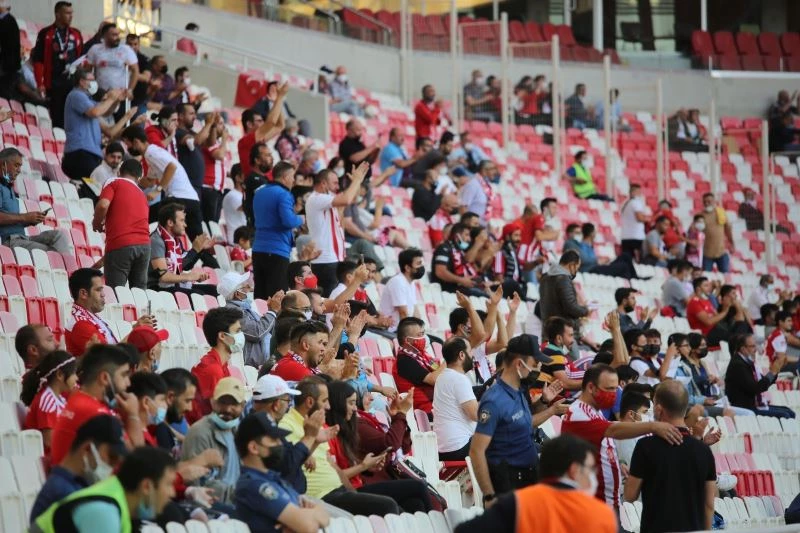 Sivassporlu taraftarlar tribünlerde
