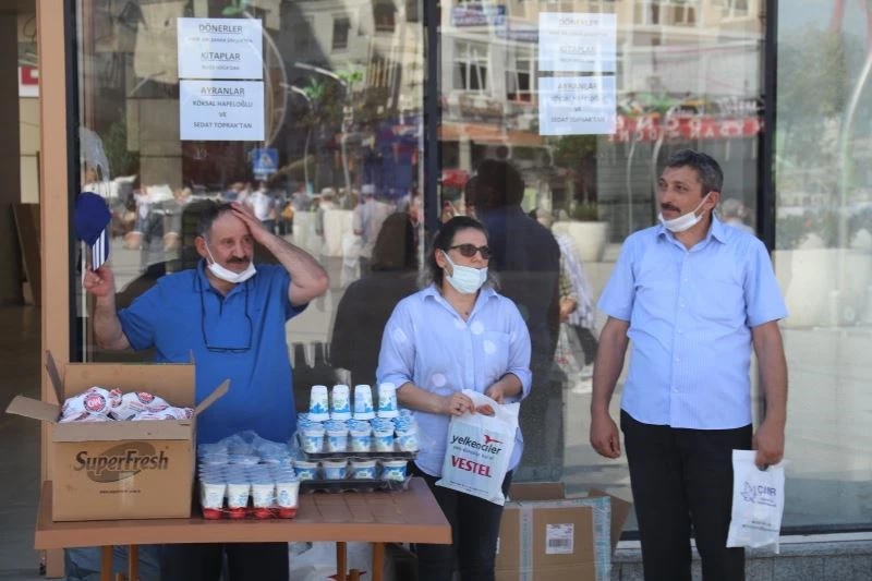 Profesör kazandığı tazminat davasıyla Rize’de ekmek arası döner dağıttırdı
