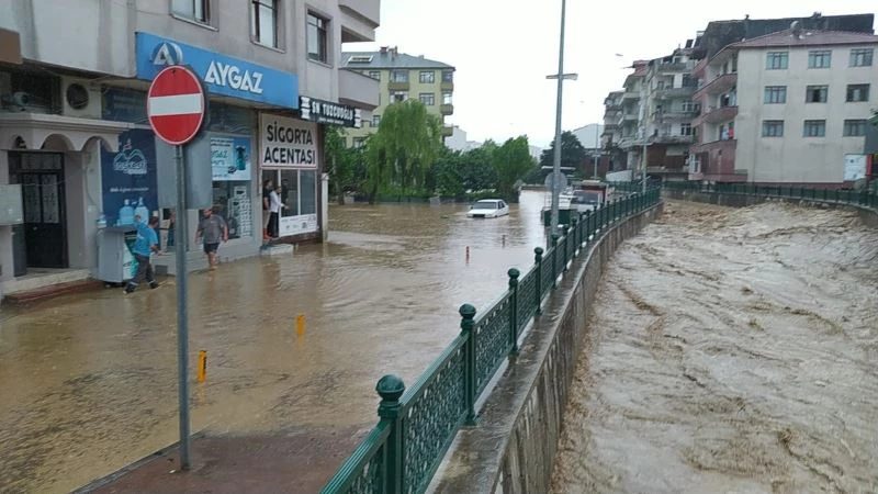 İki dere taşınca araçlar ve evler suların içinde kaldı
