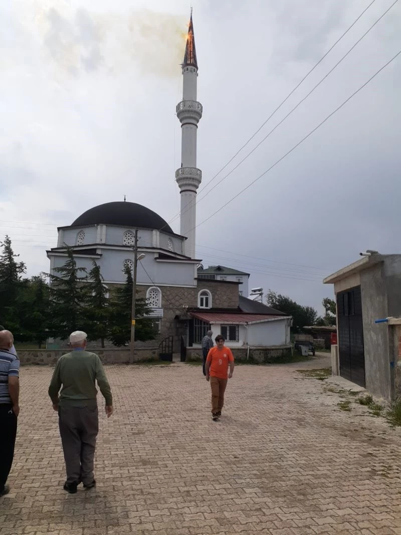 Yıldırım düşen caminin minaresinde yangın

