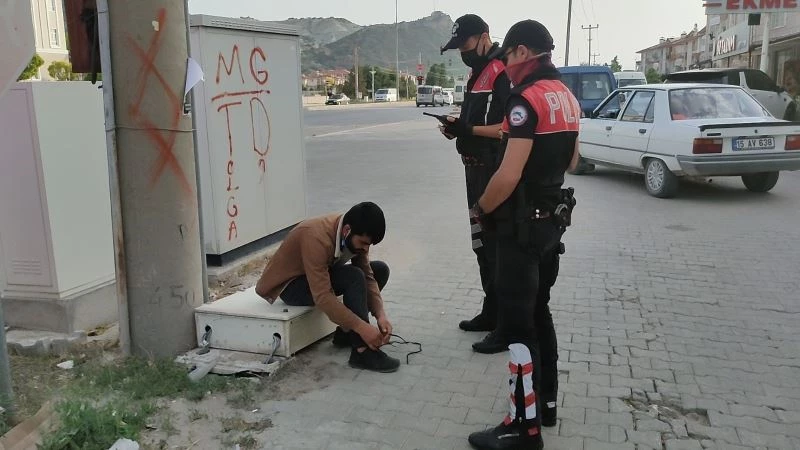 Uyuşturucunun etkisindeki gencin yardımına polis koştu
