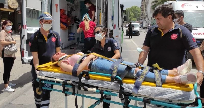 Moto kuryenin çarptığı genç kız ağır yaralandı
