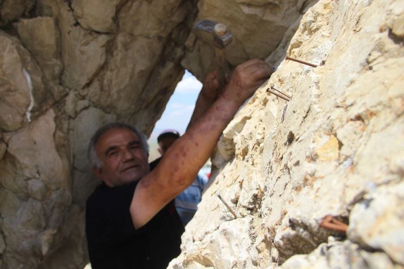 İlginç gelenek, dilek dileyip taşa çivi çakıyorlar
