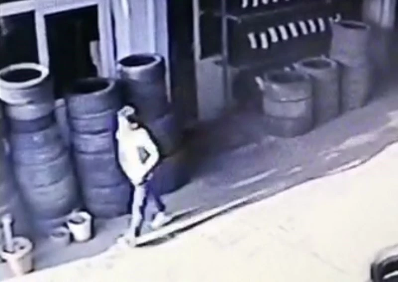 Lastikçinin bilgisayarını tişörtünün içine koyup çaldı
