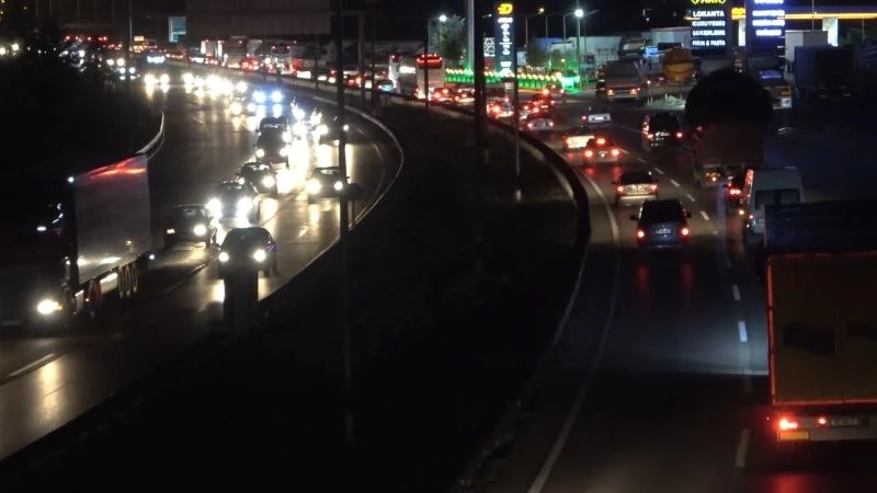 Yaz tatilinin başlamasıyla yollara akın ettiler: 43 ilin geçiş güzergâhında trafik yoğunluğu arttı
