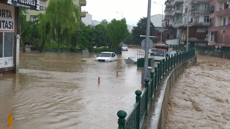 Düzce’de sağanak yağış taşkınlara sebep oldu
