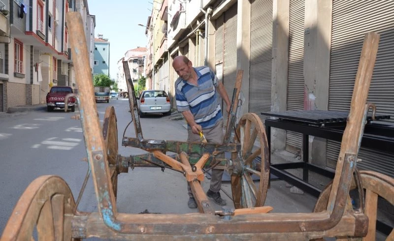 48 yıldır at arabası tamirciliği yapıyor
