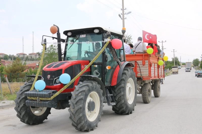Sünnet düğünü öncesi traktörü süsleyerek çocuğu gezdiriyorlar
