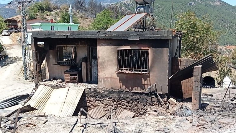 Yangın bölgesinde yaralar sarılmaya çalışılıyor
