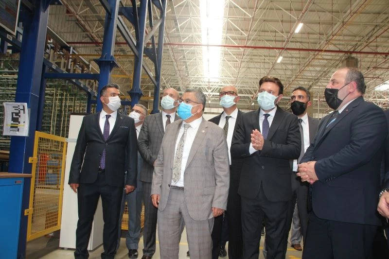 Bakan Varank’tan otomotiv sektörüne iç ve dış dekoratif parçalar üreten fabrikaya ziyaret
