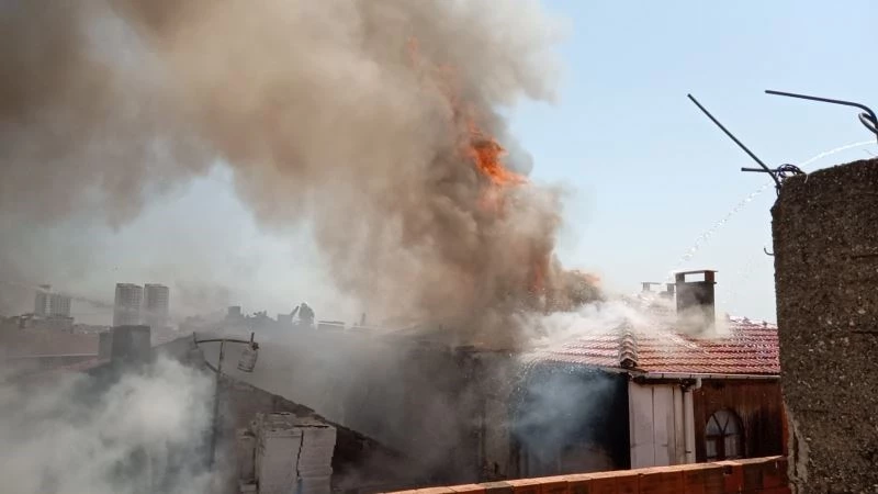 Pendik’te binanın çatısının alev alev yandığı anlar kamerada
