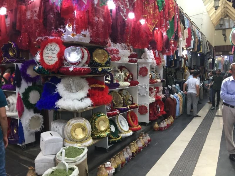 Diyarbakır’da düğünler kına malzemesi satıcılarının da yüzünü güldürdü
