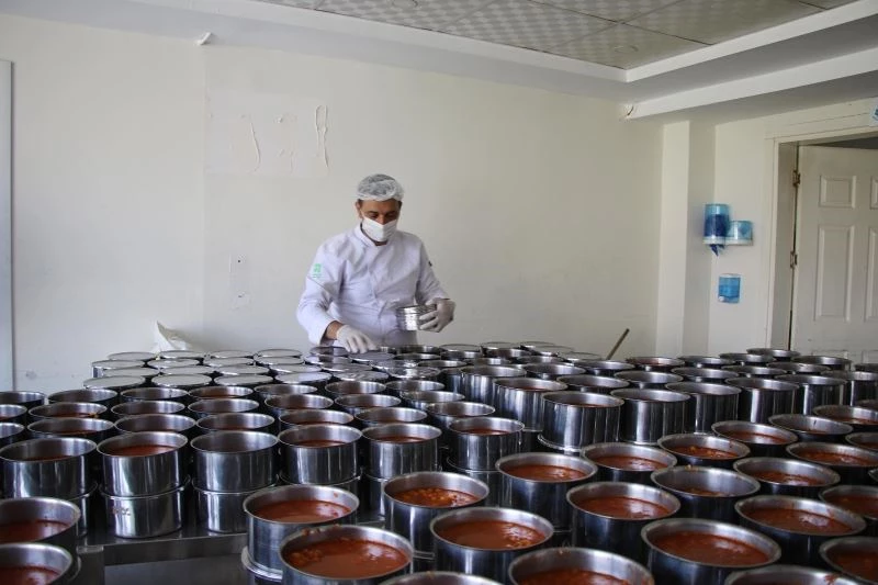 Şanlıurfa’da her gün 706 aileye sıcak yemek dağıtılıyor
