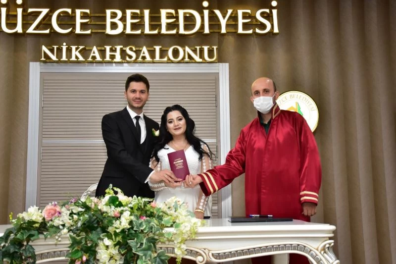 Kısıtlamadan çıkan, nikah salonuna koştu
