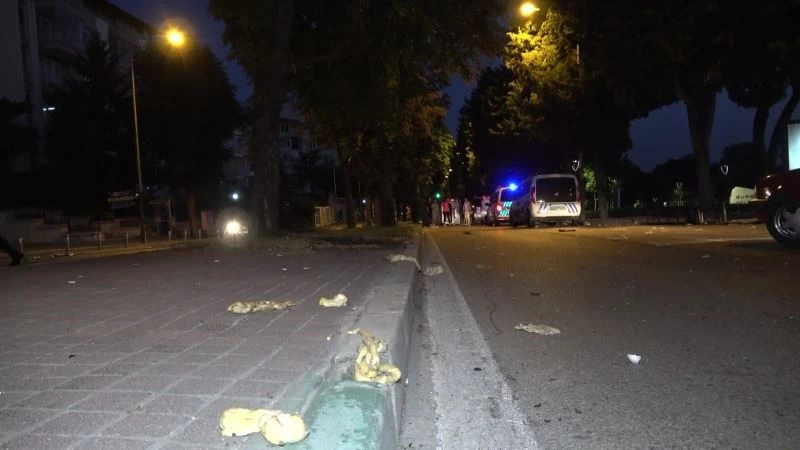 Hamur yüklü hafif ticari araç takla attı: 3 yaralı
