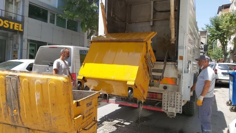 Çöp konteynerleri yıkanarak dezenfekte ediliyor
