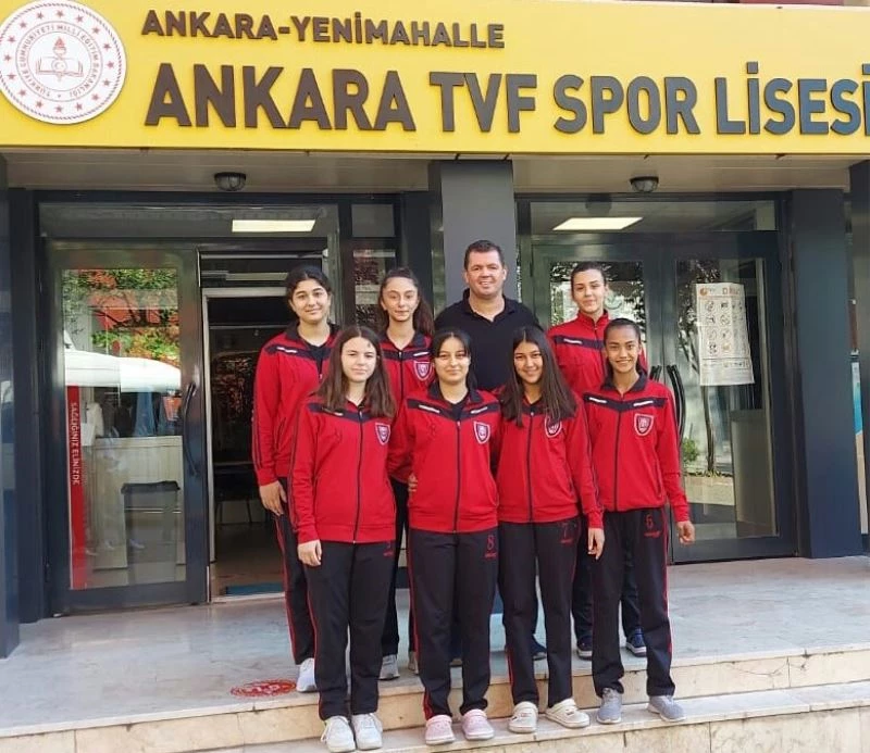 Salihli Kudret Demir Ortaokulu, Voleybol Lisesine 7 öğrenci gönderdi

