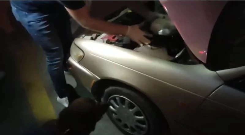 Otomobilin motor bölümünden esrar çıktı
