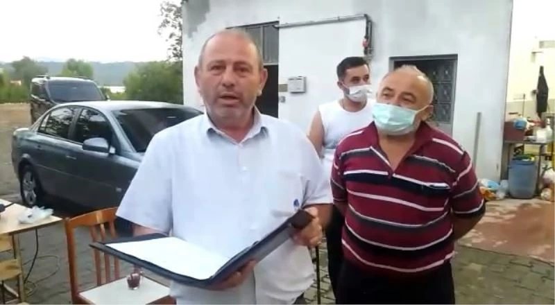 Köy muhtarı, evleri ve tarlaları dolaşıp, vatandaşları aşıya çağırıyor
