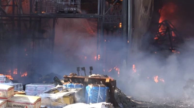 Bin 200 kişinin çalıştığı çivi fabrikasında büyük yangın

