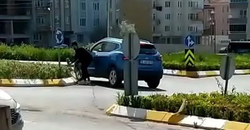 Bafra’da belediyenin refüje diktiği çiçekleri çaldılar
