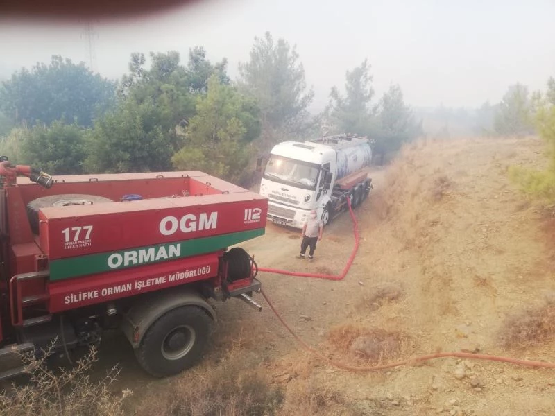 Mezitli Belediyesi, yangının söndürülmesine destek veriyor
