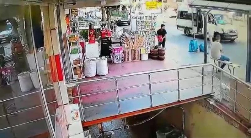 Önce etrafı kolladı, sonra kahve kutularını alıp kaçtı
