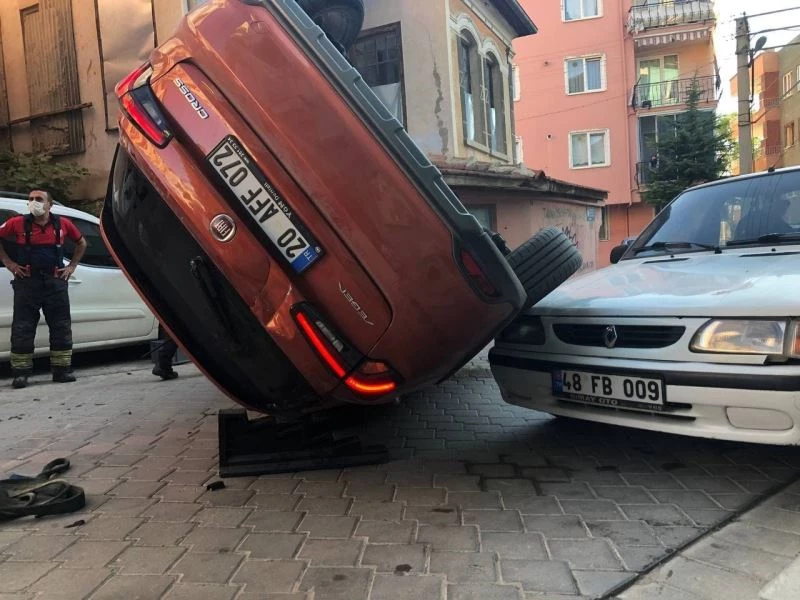 Uykusundan uyandığında aracının üzerinde başka bir otomobil gördü
