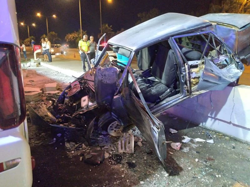 Akaryakıt istasyonuna dalan otomobil, tur otobüsüyle çarpıştı
