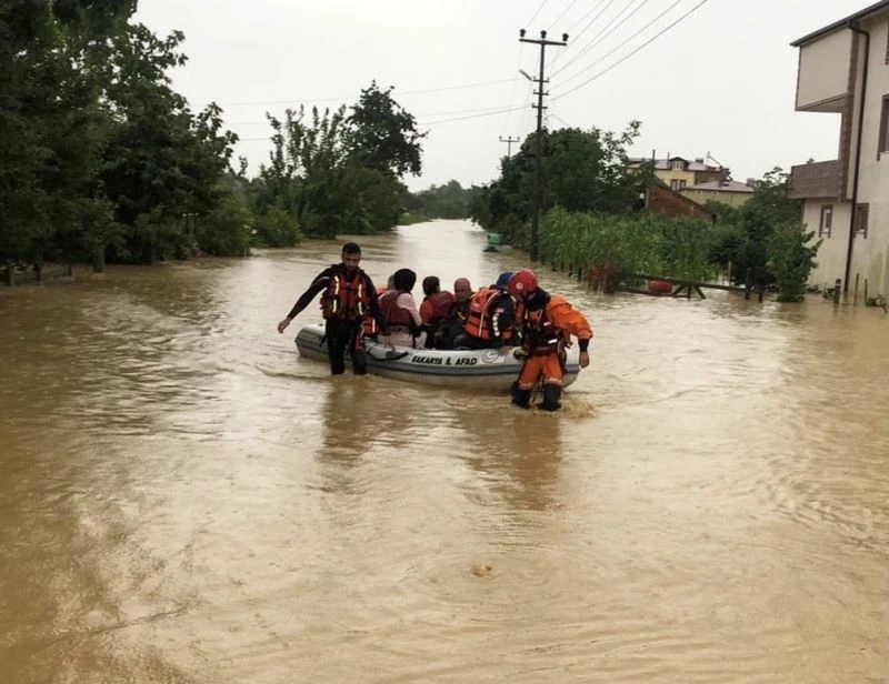Selde mahsur kalan vatandaşlar botlarla kurtarıldı
