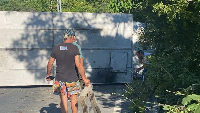 Sarıyer’de freni boşalan kamyonetin devrilme anı kamerada
