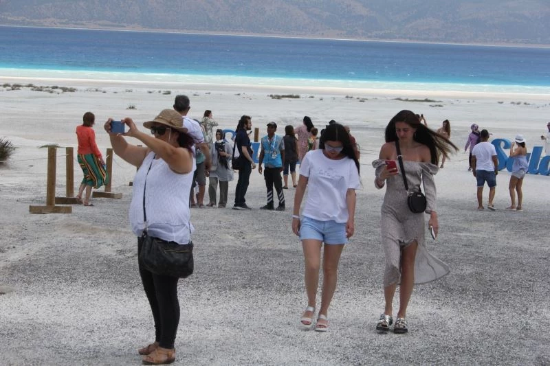 Salda Gölü’ne normalleşmenin ilk hafta sonunda ziyaretçi akını

