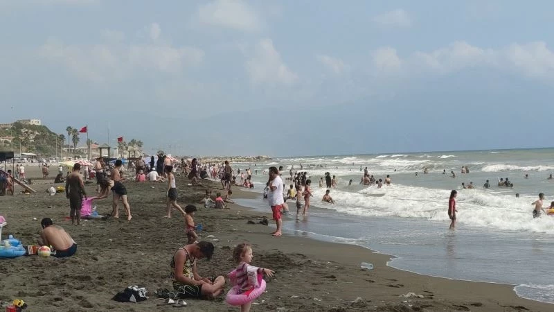 Kısıtlamasız ilk pazar gününde sahile akın ettiler
