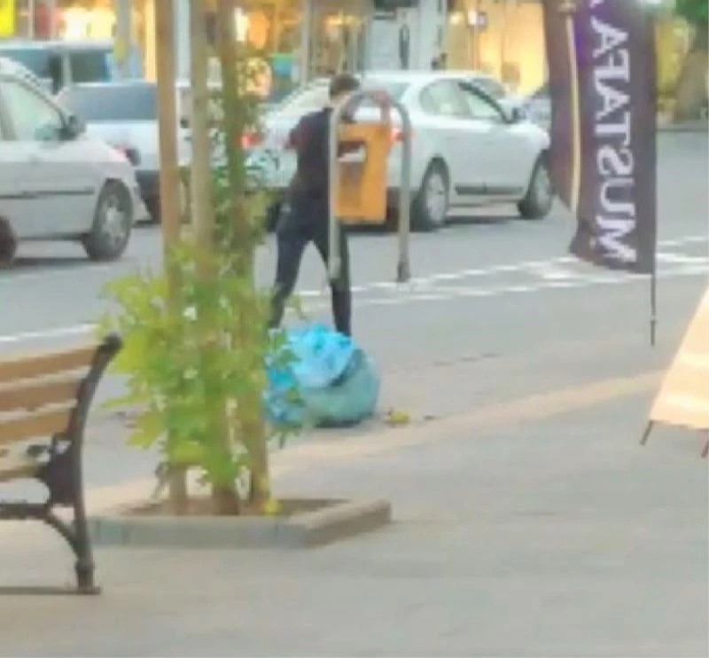 Kaldırımdaki çöp kutusunu söküp götüren genç yakalandı
