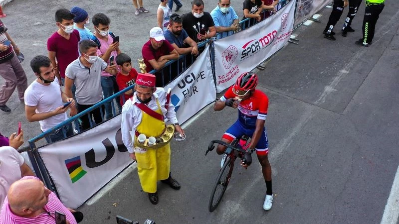 Şampiyonluğu meyan şerbeti içerek kutladı
