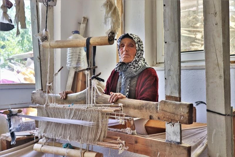 Son dokuma ustası 1800’lü yıllardan kalma tezgahta Nikfer bezi dokuyor
