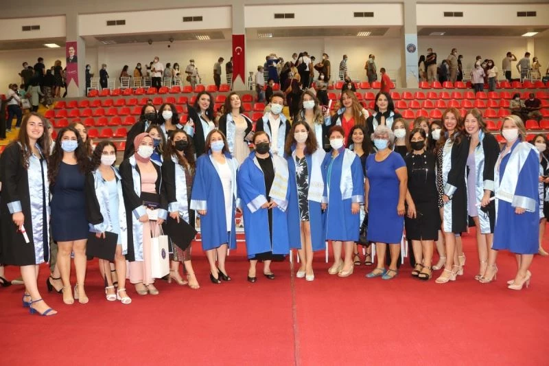 AÜ’de 218 hemşire mezun olup ant içti
