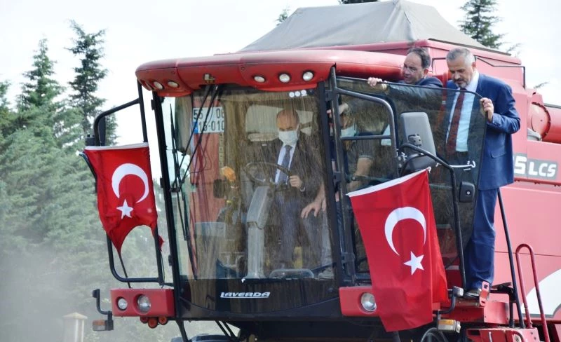 Vali biçerdöverle buğday hasadı yaptı
