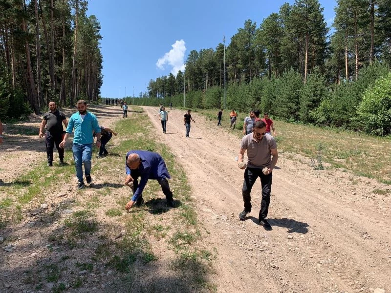 Sarıkamış’ta vatandaşlar kayak merkezinin taşlarını temizledi
