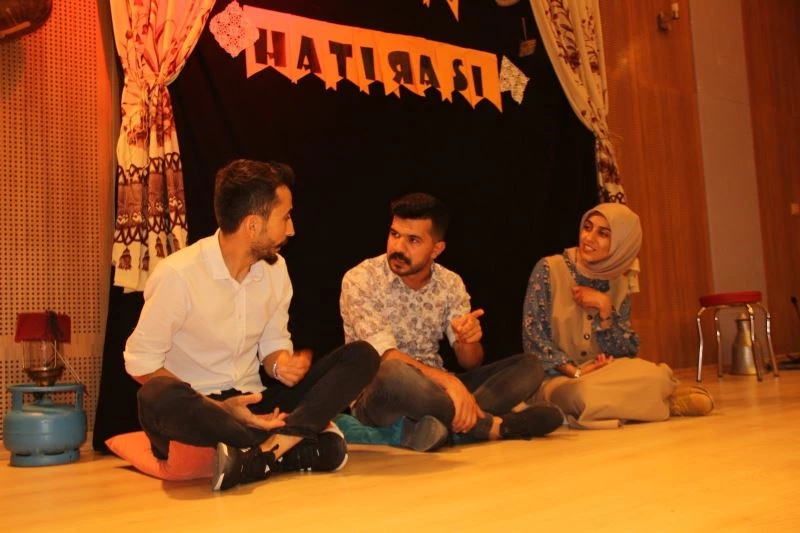 Kulp’ta drama kursiyerleri sergiledikleri “90’larda Çocuk Olmak” adlı gösteri ile gülümsetip, düşündürttü
