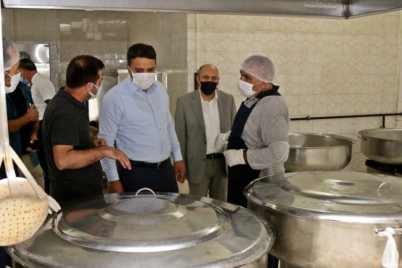 Genel Sekreter Çelikel belediyenin hizmet binalarını gezdi
