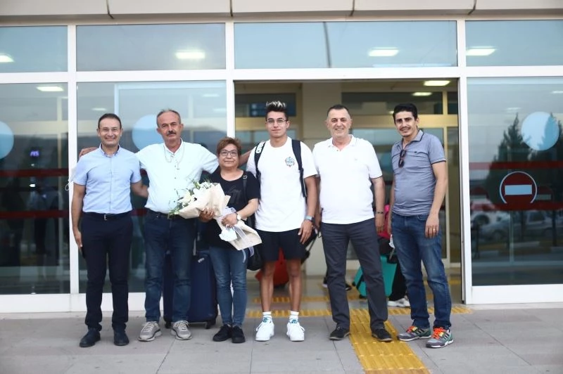 Denizlili milli yüzücü Baturalp, havaalanında çiçeklerle karşılandı
